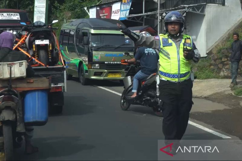 Polisi berlakukan satu arah berkali-kali urai kemacetan di jalur Garut
