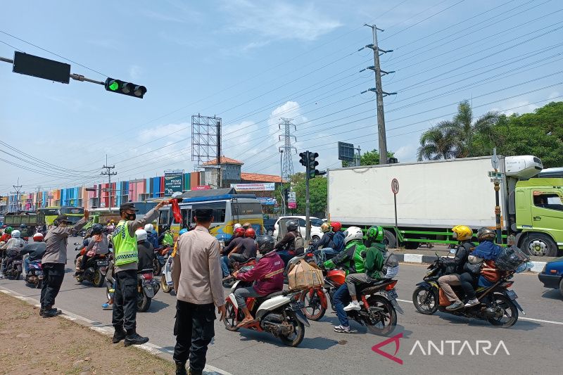 Jalur Aarteri Cirebon dipadati kendaraan ke dua arah baik Jawa Tengah maupun Jakarta