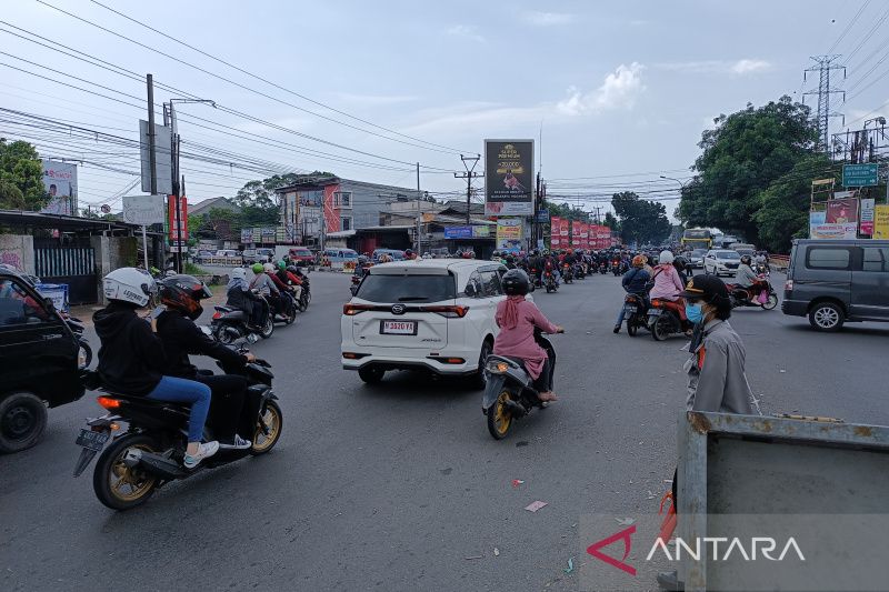 Jalan arteri Kota Cirebon ramai dilalui sepeda motor pemudik