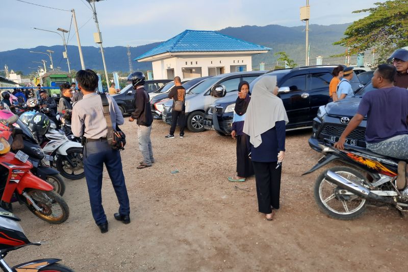 Puncak arus mudik Pelabuhan Feri rute Bombana-Muna Barat 20-21 April