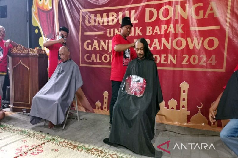 Warga Sukoharjo aksi cukur gundul sebagai dukungan kepada  Bacapres Ganjar Pranowo