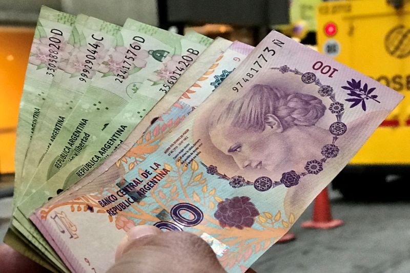 Peso Argentina capai rekor terendah di pasar gelap saat ekonomi sulit