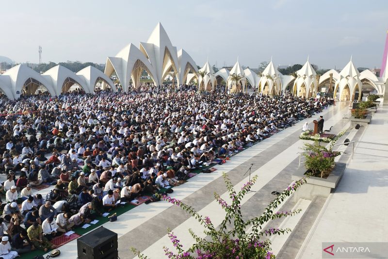 Ribuan warga Bandung Salat Id di Masjid Al Jabbar