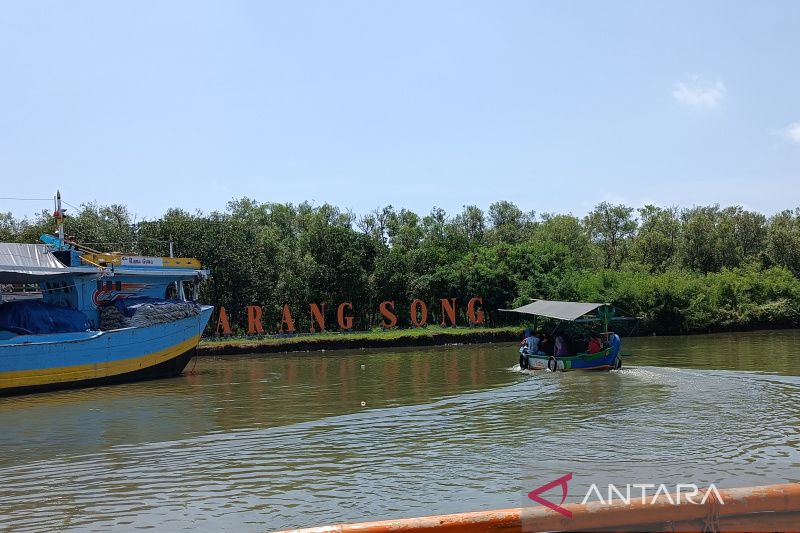 Pantai Karangsong Indramayu dipadati pengunjung