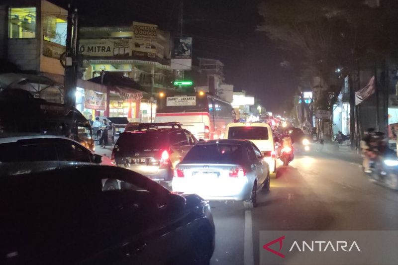 Jalur Garut menuju Bandung padat kendaraan pada Minggu malam