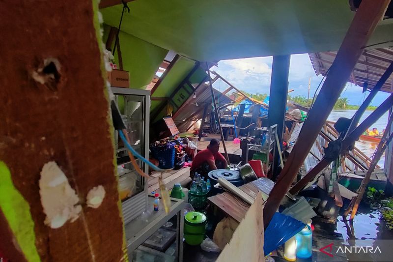 Polda Kalsel selidiki tongkang yang menabrak puluhan rumah warga di Tapin