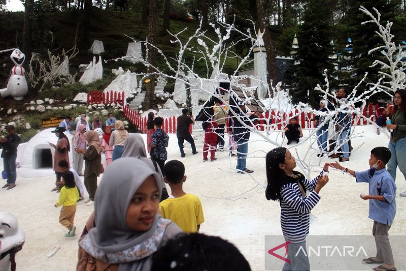 Pengunjung Wisata The Lawu Park Tawangmangu saat Lebaran meningkat