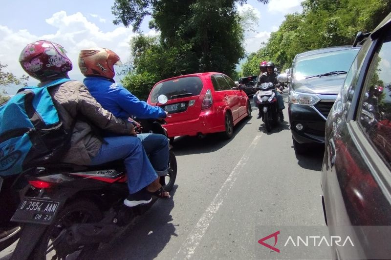 Lalu lintas kendaraan dari Bandung ke Garut masih padat