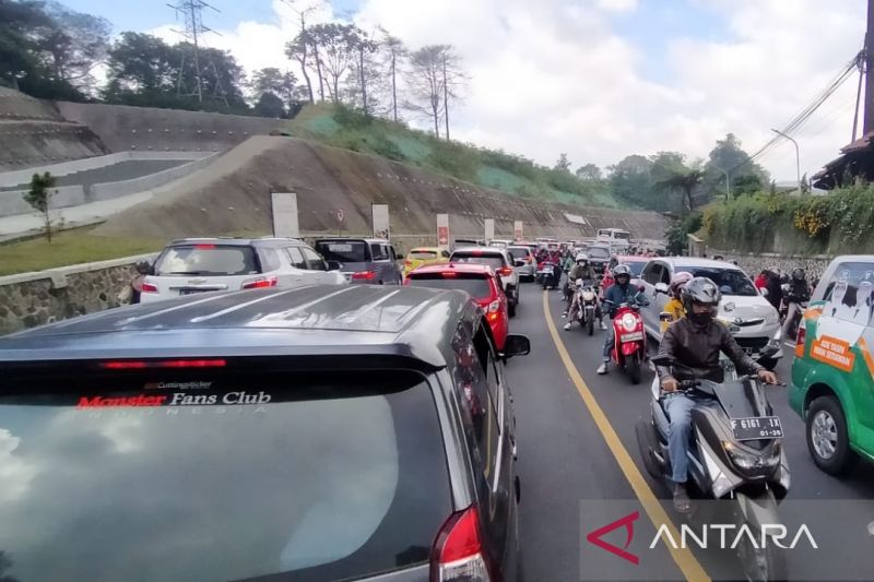 Puluhan ribu kendaraan terjebak macet di Puncak-Cianjur selama 8 jam