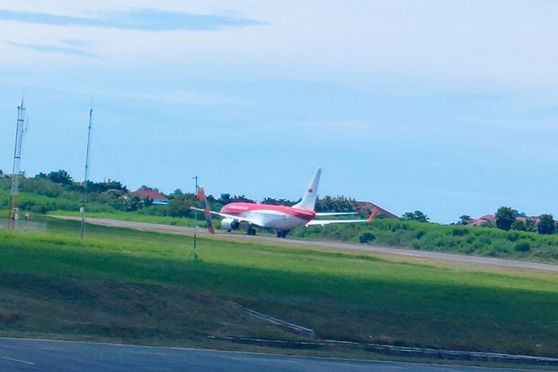 Presiden Jokowi dan keluarga lepas landas dari Labuan Bajo menuju Solo