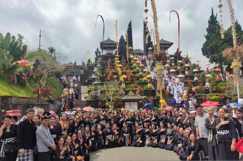 Pakis Bali Edukasi Jaga Kebersihan Lingkungan Di Pura Agung Besakih Antara News 4921