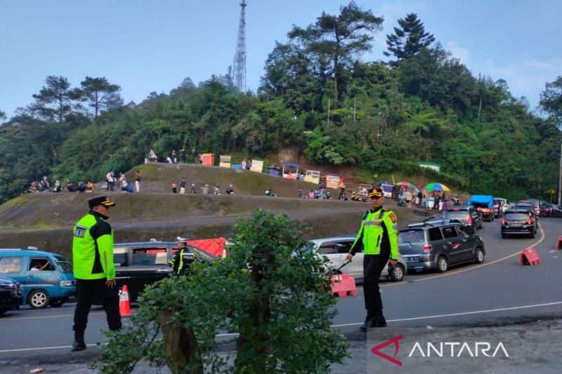 Arus lalu lintas di jalur Puncak Cianjur berangsur normal setelah macet total