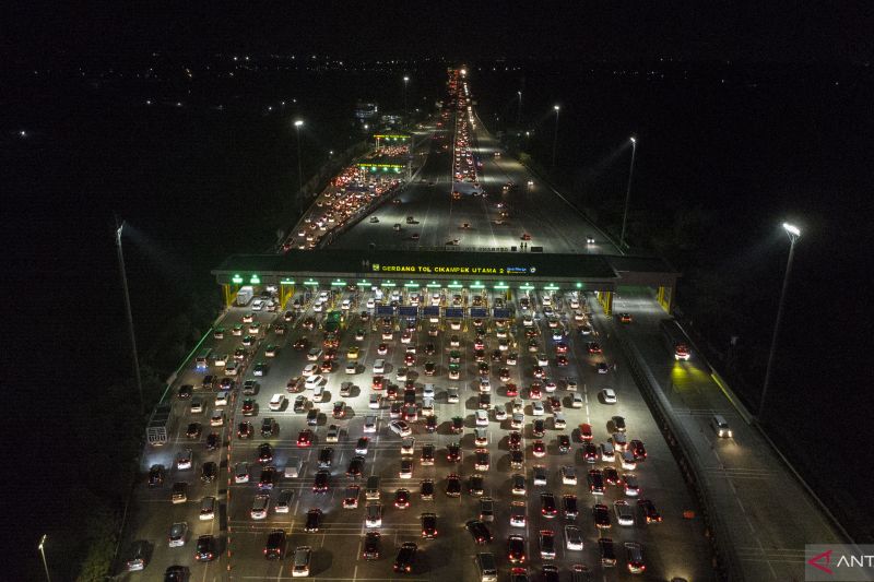 Arus kendaraan di tol Japek dari Karawang arah ke Jakarta padat Rabu dini hari