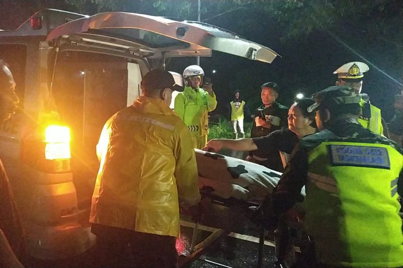 Polisi bantu evakuasi pemudik yang meninggal di Jalur Gentong Tasikmalaya