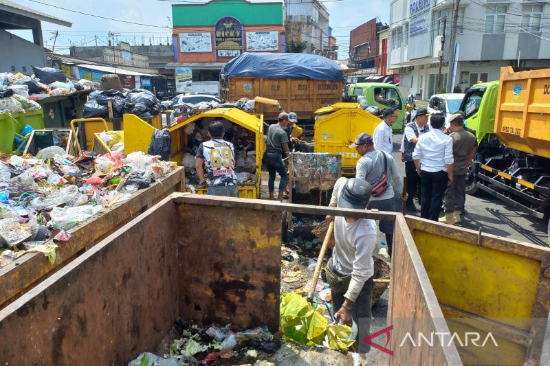 Pemkot Tasikmalaya bersihkan sampah libur Lebaran