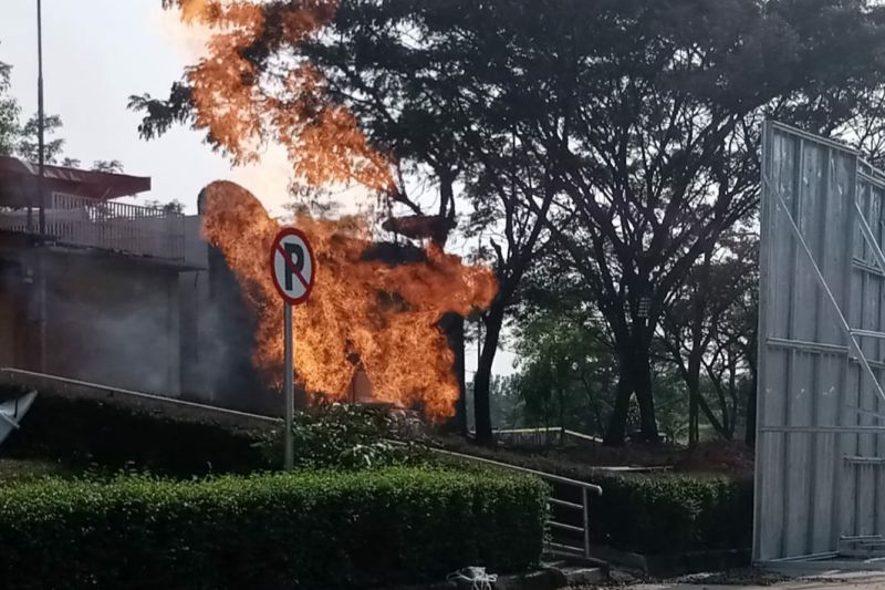 Pengelola Tol Cipali masih berupaya padamkan semburan api di rest area KM 86