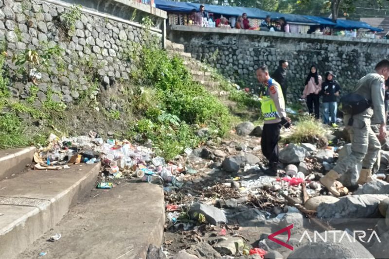 Petugas gabungan Sukabumi edukasi tak buang sampah di pantai