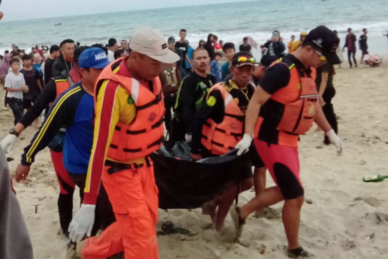 Tim SAR temukan 2 wisatawan korban terseret ombak di Pantai Santolo Garut