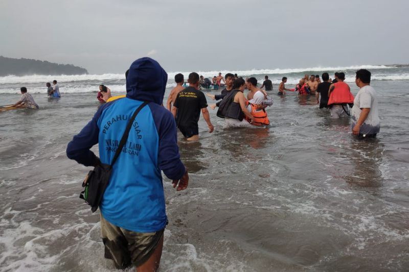 Tim SAR evakuasi jasad wisatawan di Pantai Pangandaran