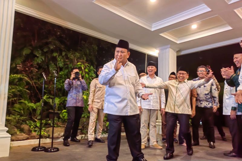 Enggan respons pertanyaan soal waktu deklarasi KKIR, Prabowo justru joget kecil