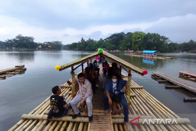 Wisatawan ramai kunjungi Situ Cangkuang di Garut