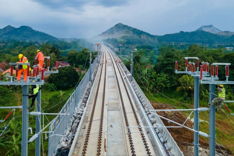 Pemasangan jaringan listrik aliran atas kereta cepat Jakarta-Bandung capai 80 persen
