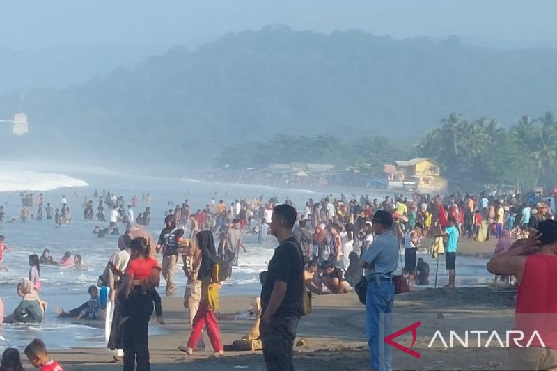 Wisatawan masih padati objek wisata pantai selatan Sukabumi