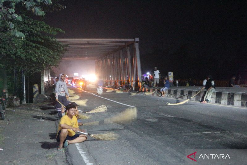 Polisi imbau pemilir tidak melempar koin ke penyapu Jembatan Sewo Pantura