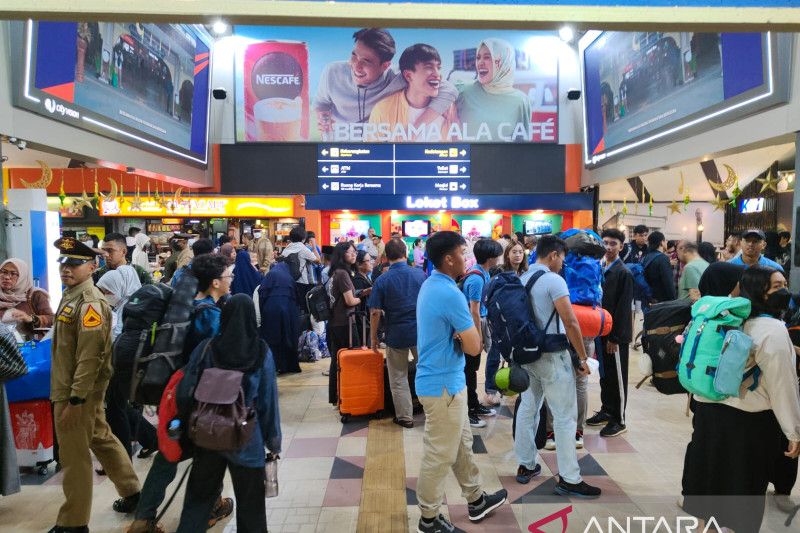 Stasiun Bandung masih ramai arus balik pada Minggu malam