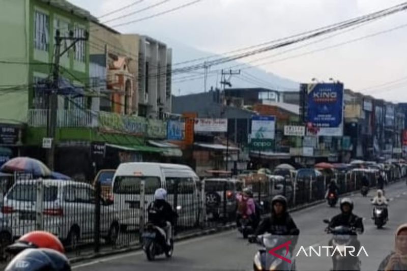 Kendaraan di jalur Puncak mengalami antrean panjang