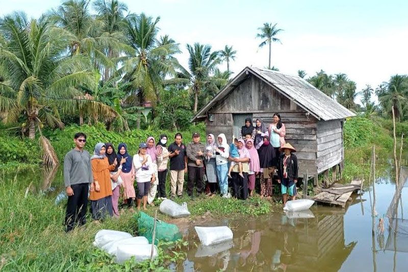 Diskan Seruyan Berikan 10 Ribu Bibit Ikan Patin Ke Nelayan Budi Daya