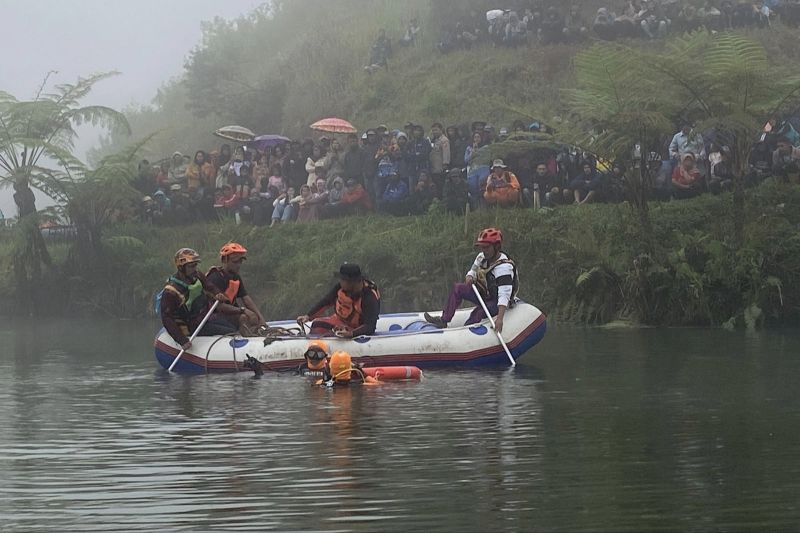 Tim SAR cari seorang wisatawan tenggelam di Danau Situ Datar Pangalengan