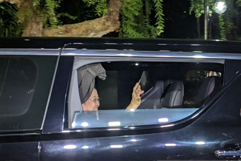 Megawati yang pertama tinggalkan Istana setelah 2,5 jam pertemuan Presiden dan ketum parpol