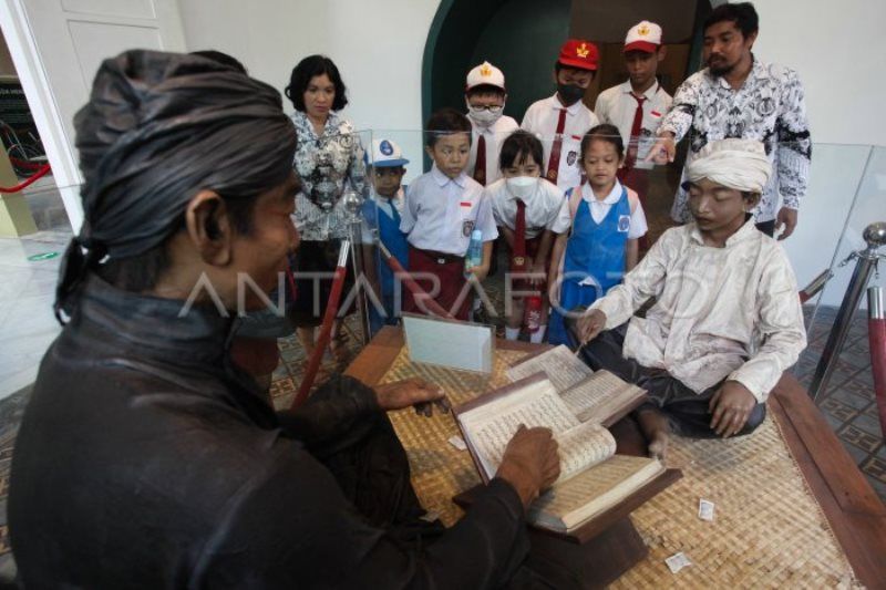 Pelajar Berkunjung Di Museum Pendidikan Surabaya