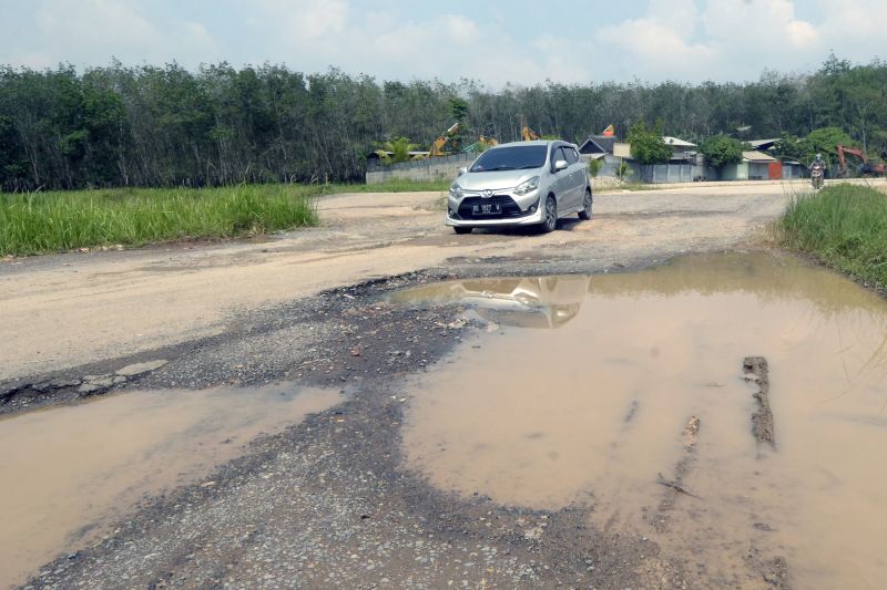 Insfrastruktur jalan menuju Kota Baru, Lampung rusak