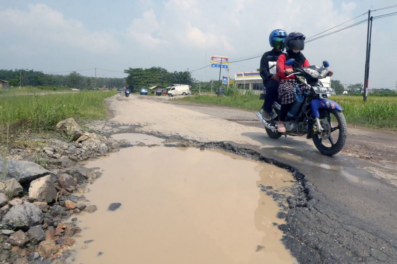 Insfrastruktur jalan menuju Kota Baru, Lampung rusak