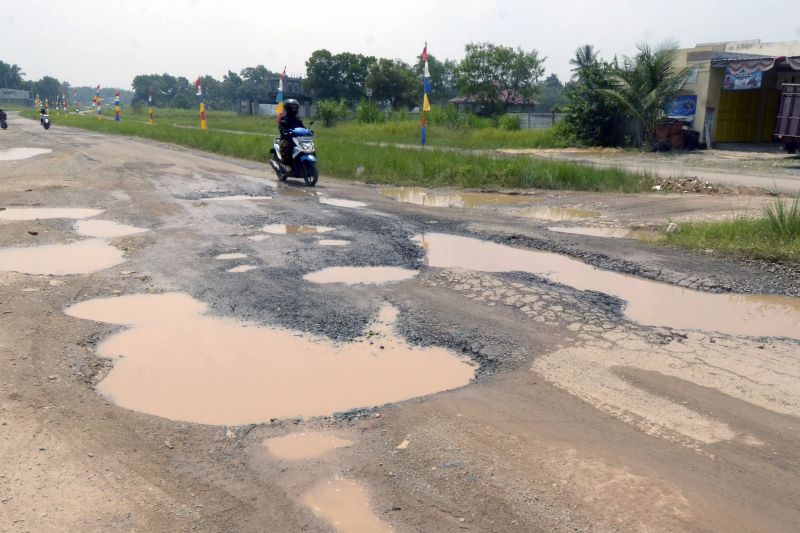 Insfrastruktur jalan menuju Kota Baru, Lampung rusak