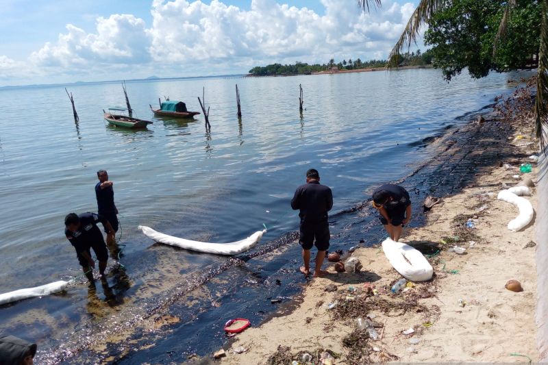 Limbah hitam di pantai Batam