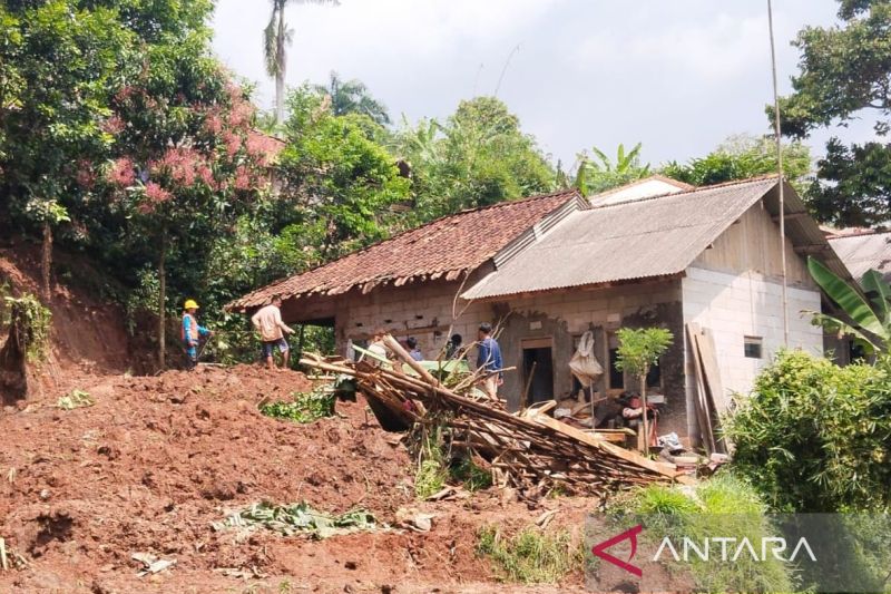 6 keluarga di Cianjur mengungsi karena banjir dan longsor