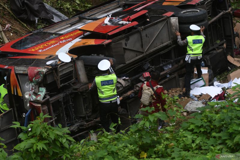 Olah TKP kecelakaan bus kebun kopi