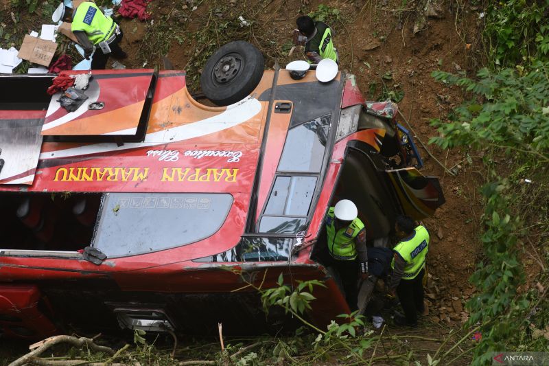 Olah TKP kecelakaan bus kebun kopi