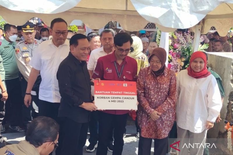 Menteri Sosial Tri Rismaharini berikan bantuan untuk pilar sosial korban gempa Cianjur