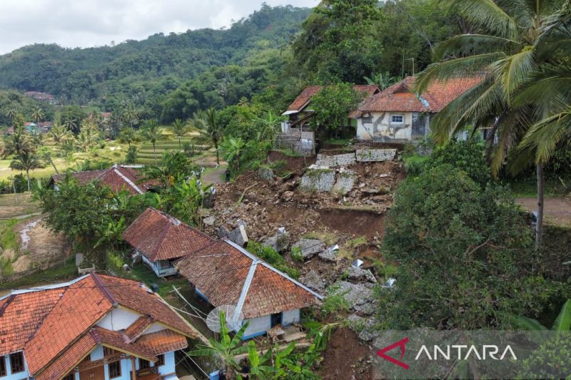 Pemkab Tasikmalaya evakuasi 15 warga terdampak longsor