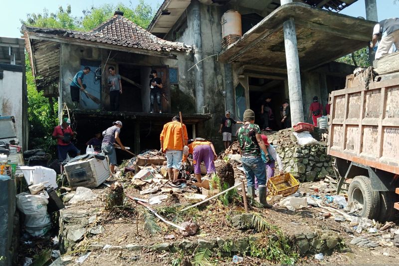 Polisi bersama warga kerja bakti bersihkan rumah dokter Wayan