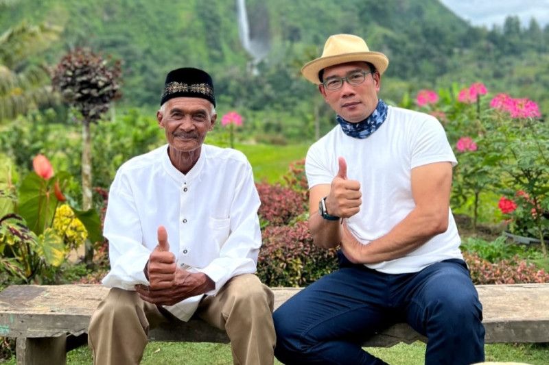 Ridwan Kamil bantu perbaiki rumput rumah Abah Jajang yang rusak usai viral