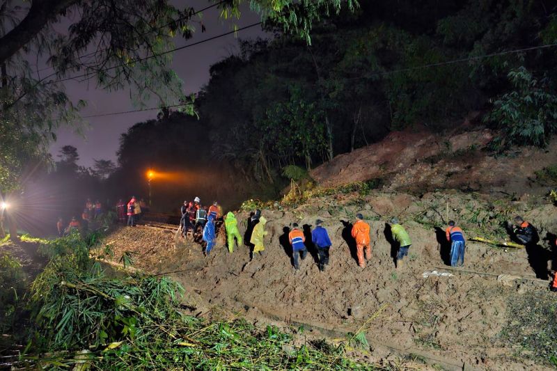 9 rute perjalanan KA terganggu akibat longsor di Purwakarta