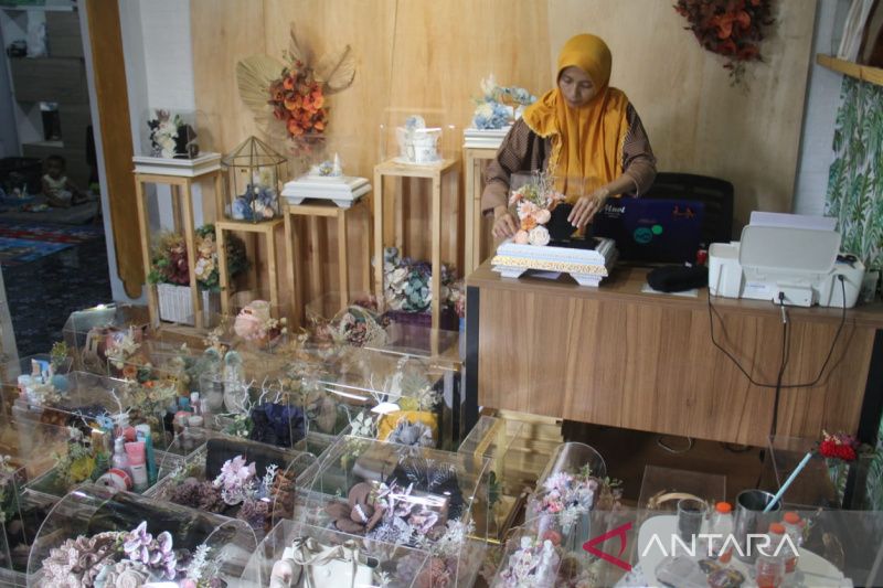 Perajin seserahan pernikahan di Cirebon panen order