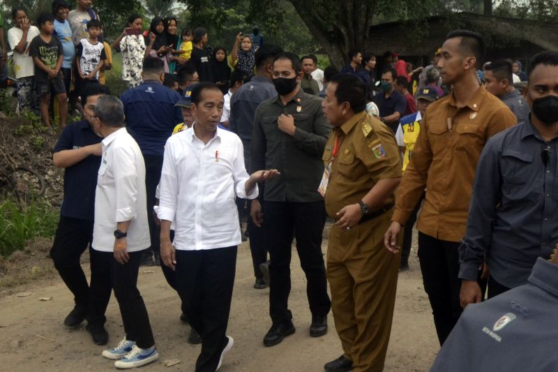 Presiden tinjau jalan rusak di Lampung