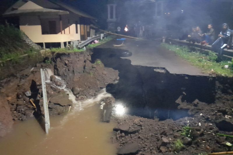 BPBD Tasikmalaya tutup akses jalan warga Cigalontang akibat jalan jembatan putus