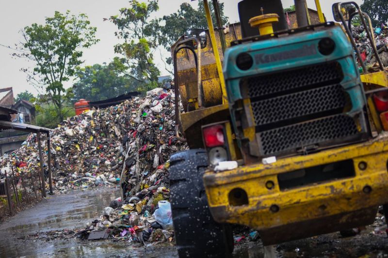 Kota Bandung menutupi tumpukan sampah menggunung di TPS Pasar Ciwastra
